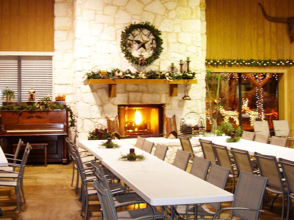 Rustic Creek Ranch Resort At North Jellystone Park Берлесон Экстерьер фото