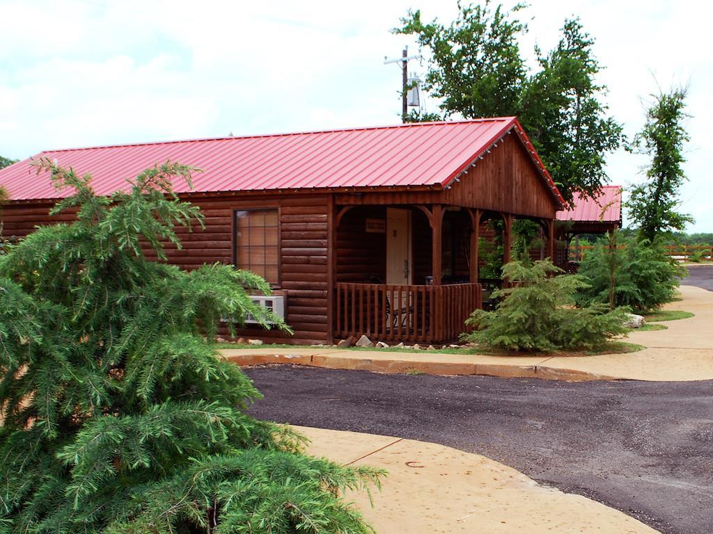 Rustic Creek Ranch Resort At North Jellystone Park Берлесон Экстерьер фото