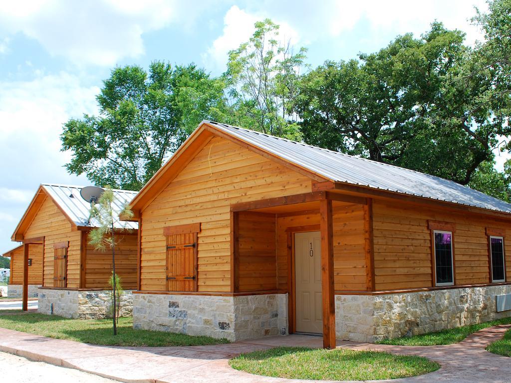 Rustic Creek Ranch Resort At North Jellystone Park Берлесон Экстерьер фото