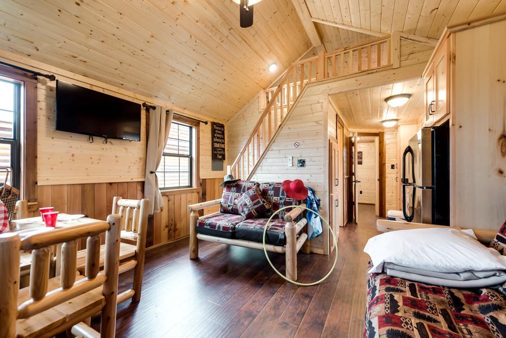 Rustic Creek Ranch Resort At North Jellystone Park Берлесон Экстерьер фото