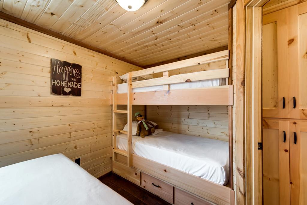 Rustic Creek Ranch Resort At North Jellystone Park Берлесон Экстерьер фото