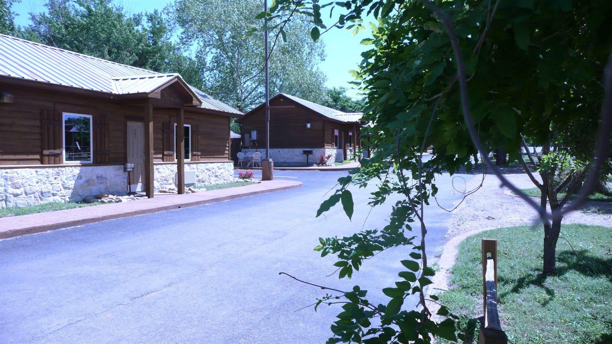 Rustic Creek Ranch Resort At North Jellystone Park Берлесон Экстерьер фото